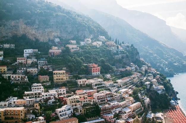 Hooghoek uitzicht op gebouwen op bergen bij positano