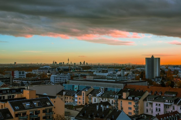 Hooghoek uitzicht op gebouwen tegen de hemel tijdens zonsondergang
