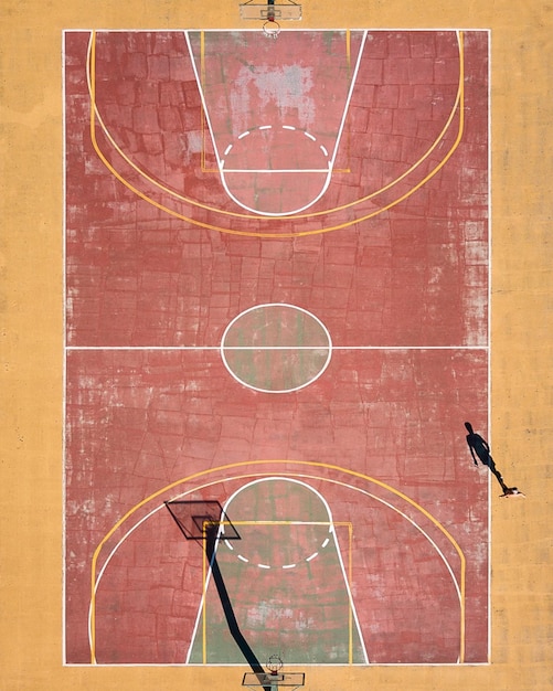 Hooghoek uitzicht op het basketbalveld op een zonnige dag