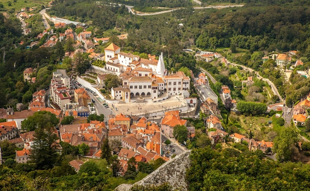 Foto hooghoek uitzicht op het paleis van sintra en residentiële gebouwen