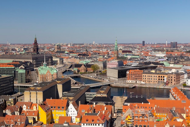 Hooghoek uitzicht op het stadsbeeld tegen een heldere hemel
