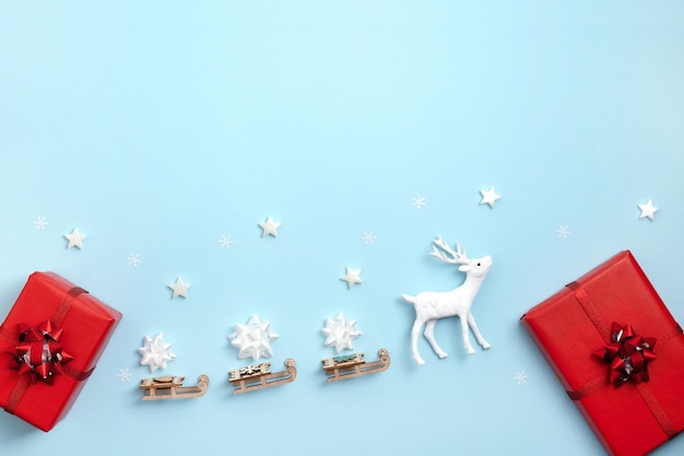 Hooghoek uitzicht op kerstcadeaus met decoraties op blauwe achtergrond