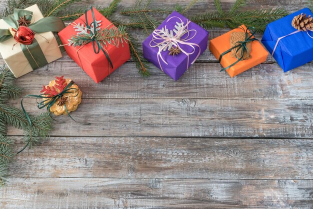 Hooghoek uitzicht op kerstversieringen op de vloer