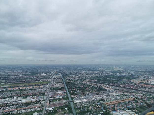 Hooghoek uitzicht op stadsgebouwen tegen een bewolkte hemel