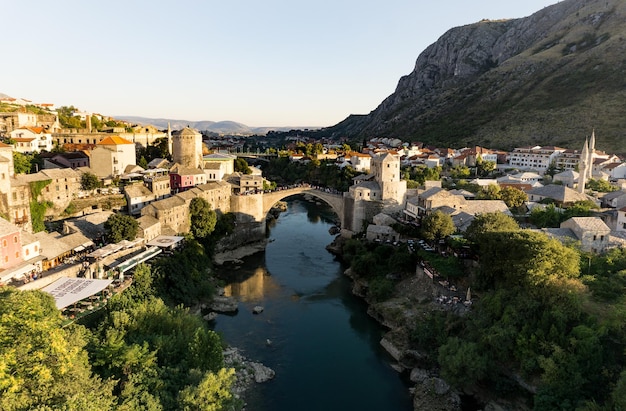 Hooghoek uitzicht op stari grad over de rivier in de stad