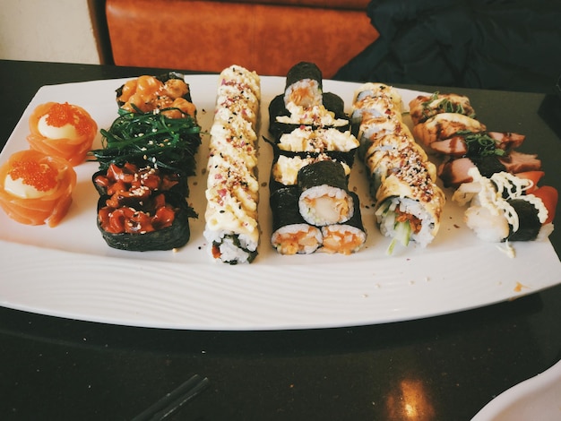 Hooghoek uitzicht op sushi geserveerd in een bord op tafel