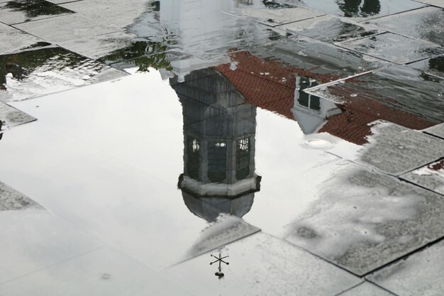 Foto hooghoek uitzicht op zwembad in de stad