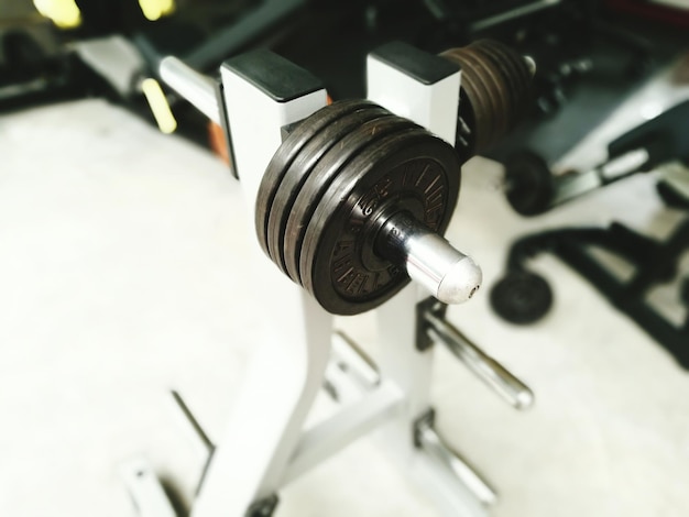 Hooghoek van dumbbells in de sportschool