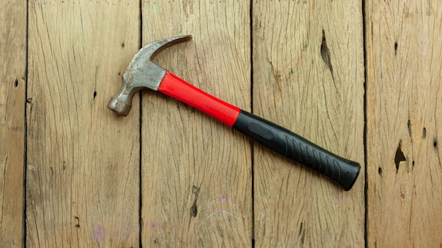 Foto hooghoek van een oude houten tafel