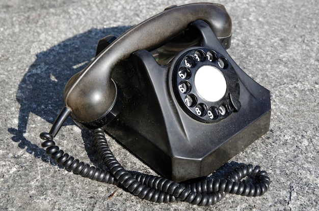 Foto hooghoek van een oude telefoon