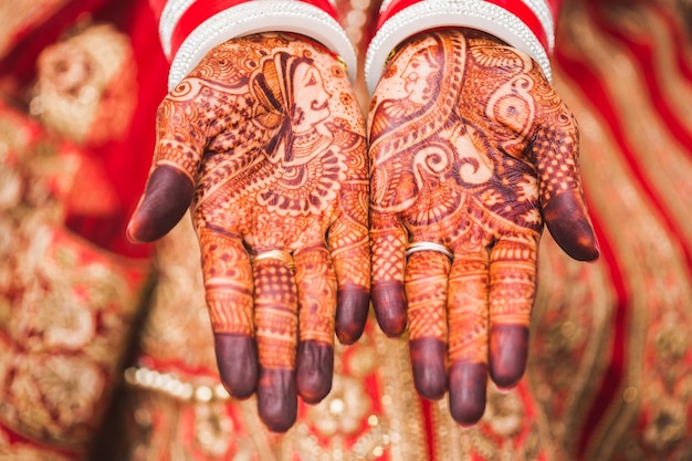 Foto hooghoek van henna tatoeage op de handen van de bruid