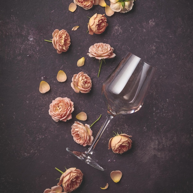 Foto hooghoek van het drinkglas door bloemen op tafel