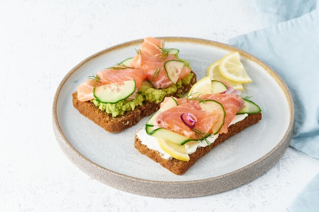 Foto hooghoek van het ontbijt dat op tafel wordt geserveerd