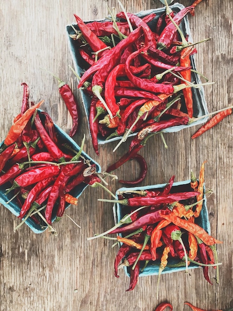 Hooghoek van rode chili pepers op tafel