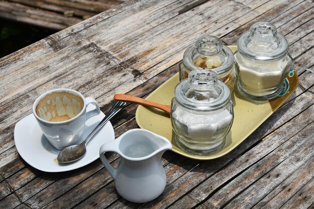 Foto hooghoekbeeld koffiebeker en shakers op tafel