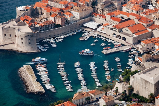 Hooghoekbeeld van aanlegboten in Kroatië