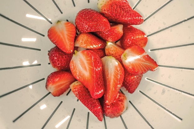 Hooghoekbeeld van aardbeien in een colander