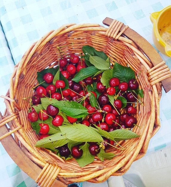 Foto hooghoekbeeld van aardbeien in een mand op tafel