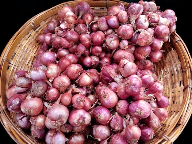 Hooghoekbeeld van aardbeien in een mand