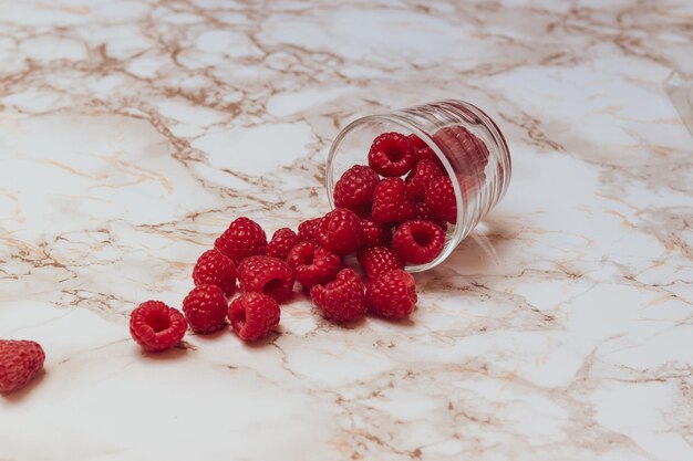 Foto hooghoekbeeld van aardbeien in een pot op tafel