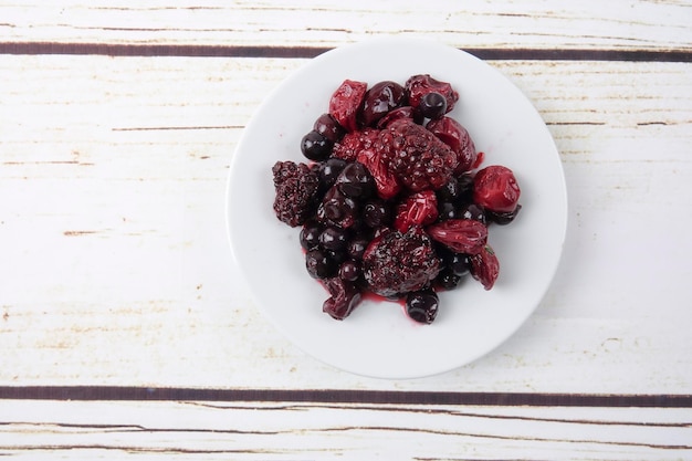 Hooghoekbeeld van aardbeien in een schaal op tafel