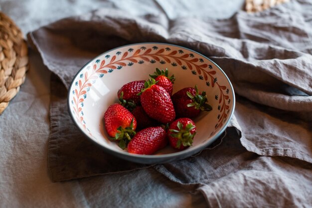 Foto hooghoekbeeld van aardbeien in een schaal op tafel