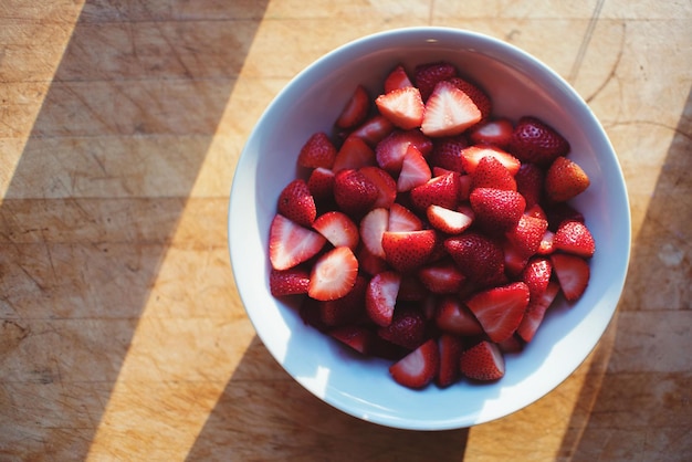 Hooghoekbeeld van aardbeien in een schaal op tafel