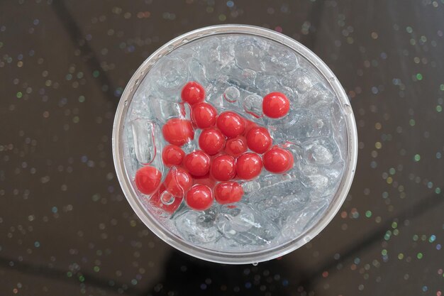 Foto hooghoekbeeld van aardbeien in glas op tafel