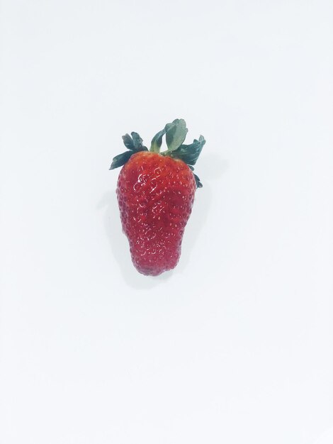 Foto hooghoekbeeld van aardbeien op een witte achtergrond