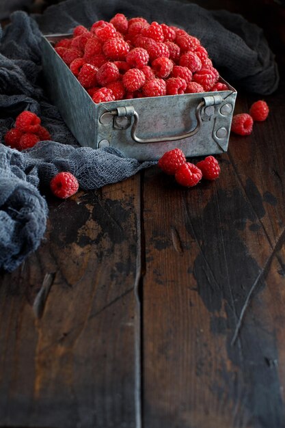 Hooghoekbeeld van aardbeien op tafel