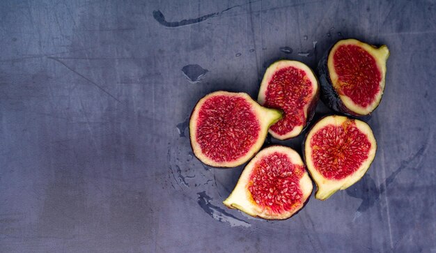 Hooghoekbeeld van aardbeien op tafel