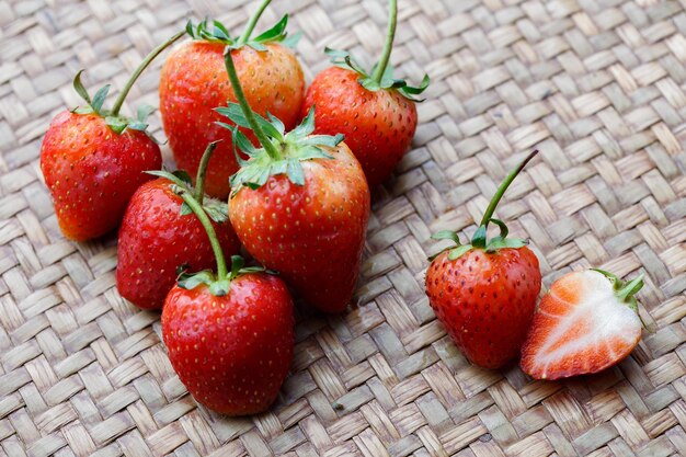 Foto hooghoekbeeld van aardbeien op vlecht