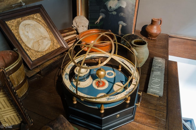 Hooghoekbeeld van antieke voorwerpen op tafel