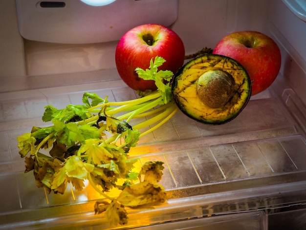 Foto hooghoekbeeld van appels in de koelkast