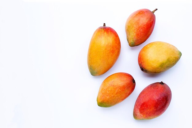 Hooghoekbeeld van appels op een witte achtergrond