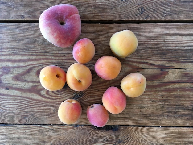 Foto hooghoekbeeld van appels op tafel