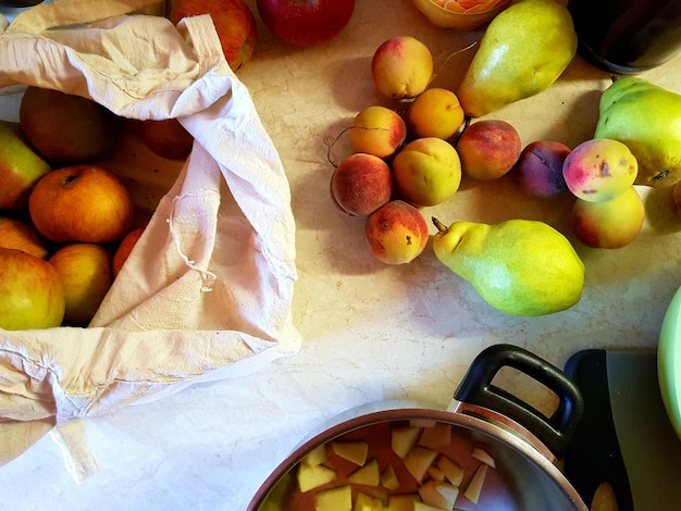 Foto hooghoekbeeld van appels op tafel