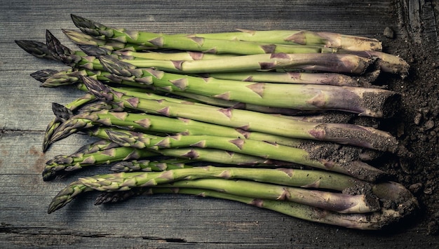 Hooghoekbeeld van asperges op een houten tafel