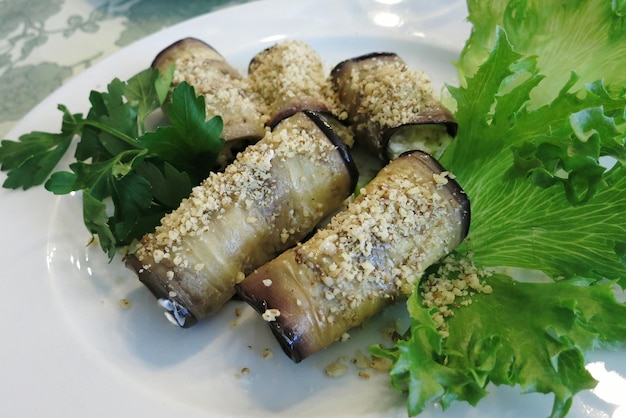 Hooghoekbeeld van aubergine en sla op een bord