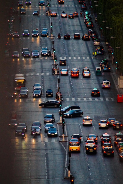 Hooghoekbeeld van auto's op de weg bij zonsondergang