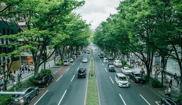 Hooghoekbeeld van auto's op de weg in de stad