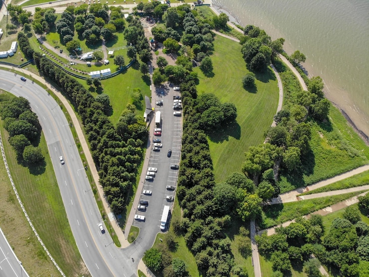 Foto hooghoekbeeld van auto's op de weg in de stad