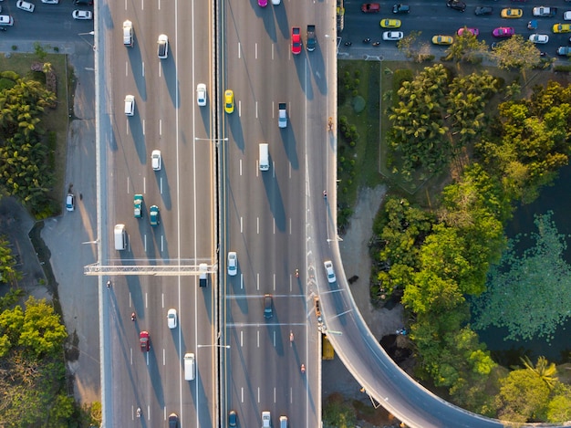 Foto hooghoekbeeld van auto's op de weg in de stad