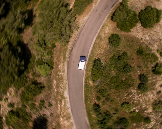 Foto hooghoekbeeld van auto's op de weg