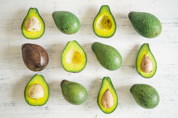 Hooghoekbeeld van avocado op tafel