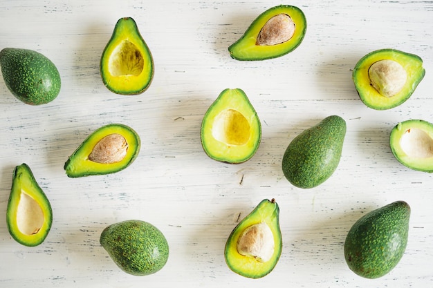 Hooghoekbeeld van avocado op tafel