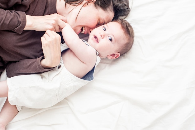 Hooghoekbeeld van baby die op het bed ligt
