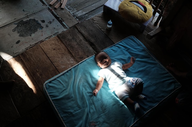 Hooghoekbeeld van baby jongen op de deken