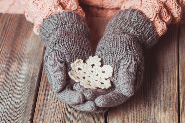 Foto hooghoekbeeld van baby jongen op hout