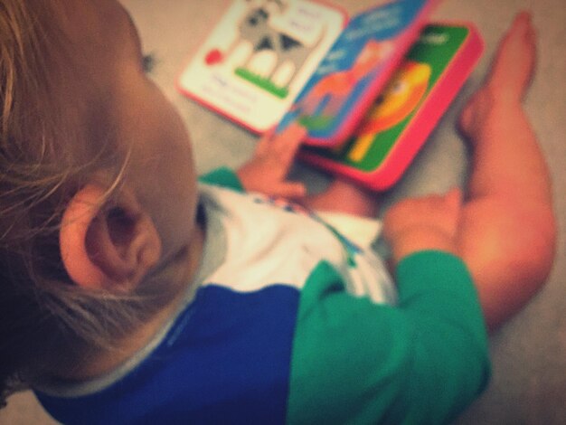 Foto hooghoekbeeld van baby met boek